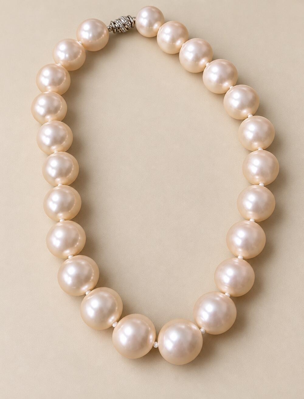 Vintage chunky faux pearl necklace magnetic closure